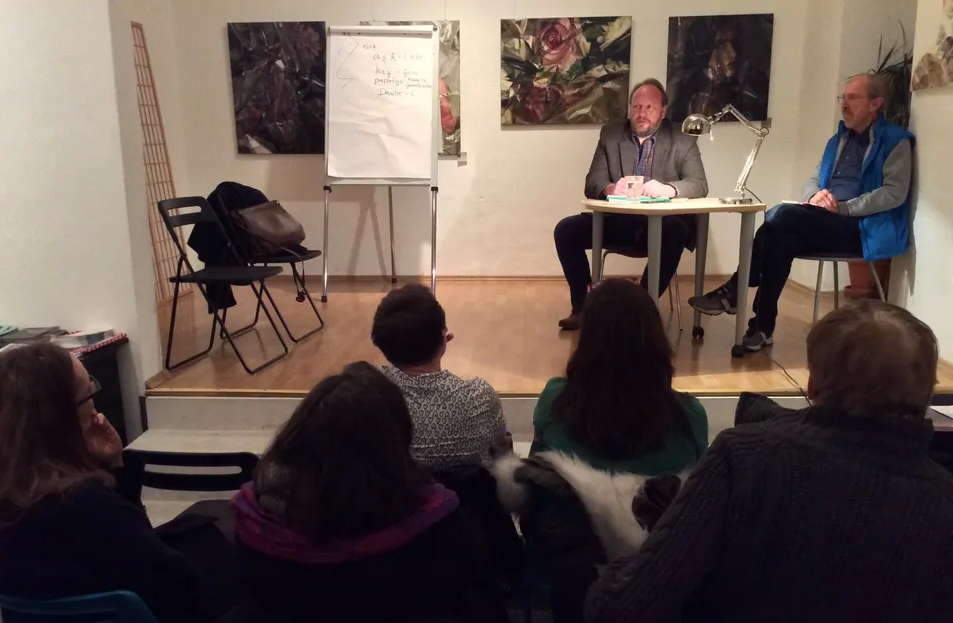 Der Autor Christan Dörr beantworte Fragen aus dem Publikum